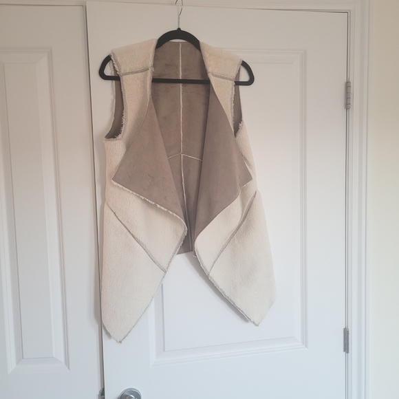 NWOT Guess Faux Sherpa Reversible Vest - Picture 8 of 15